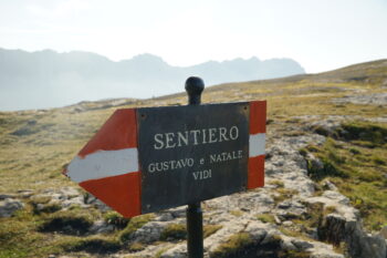 Italian hiking trail marker